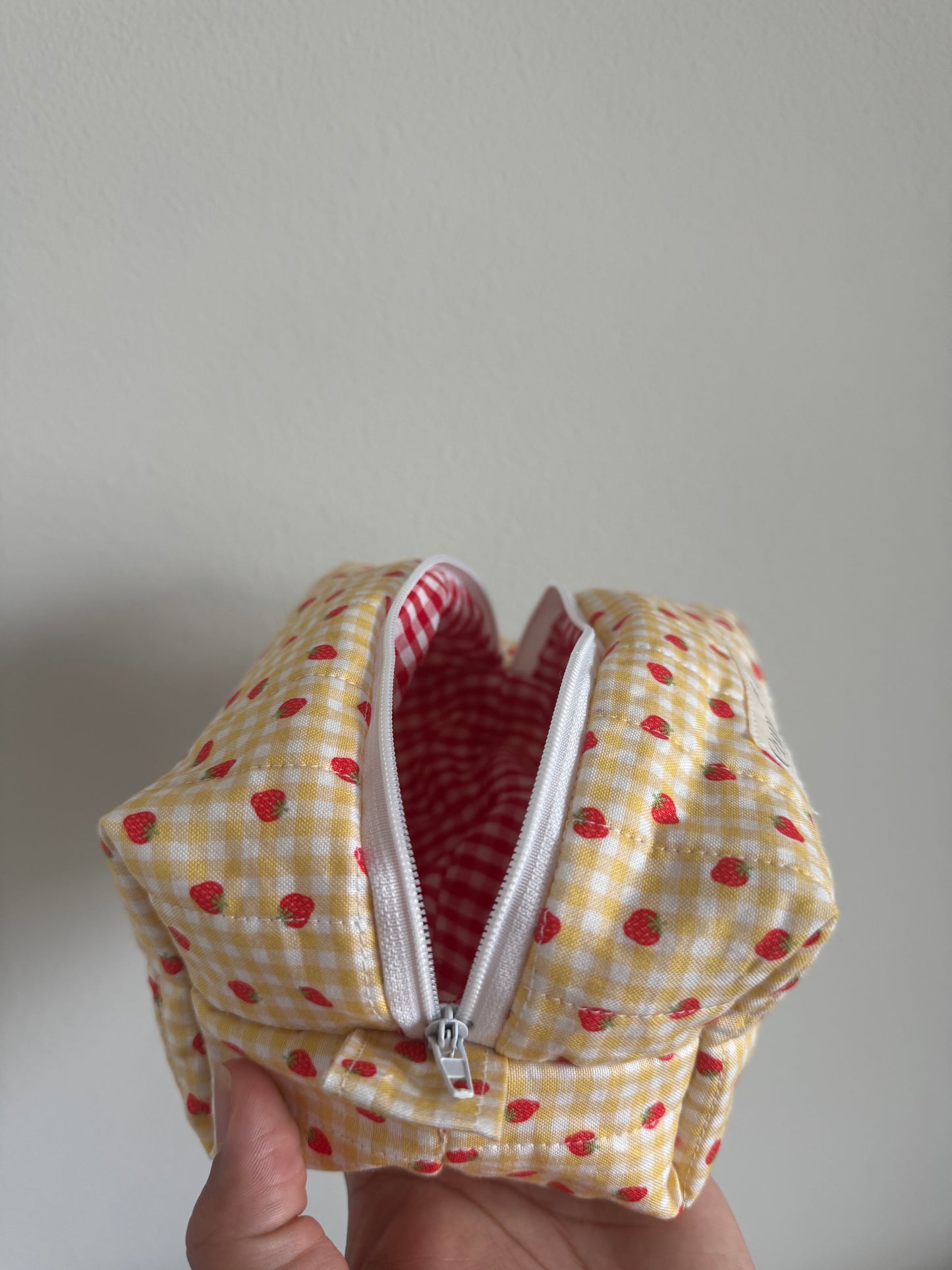 Fresas mini makeup bag