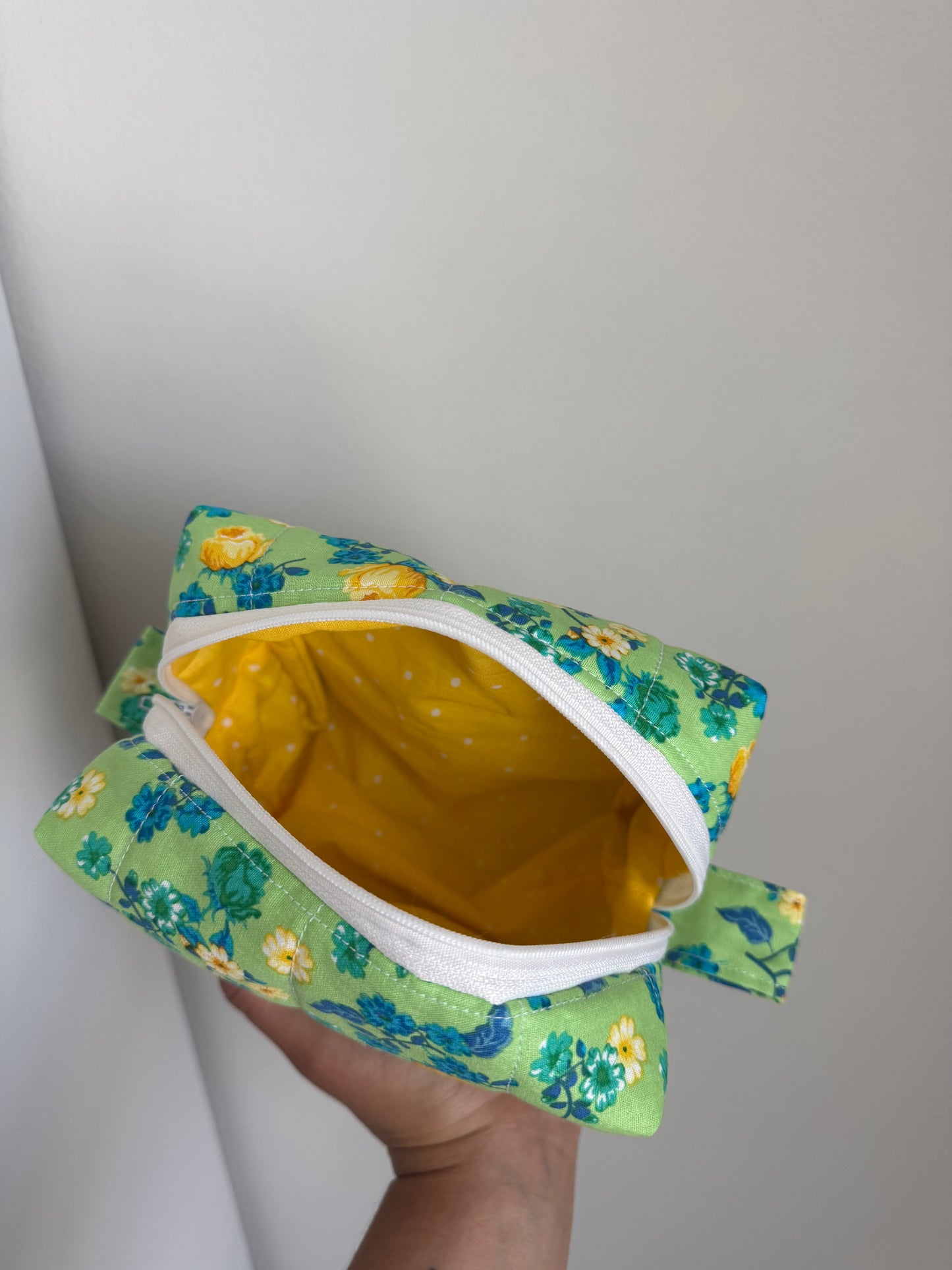 Green flowers Makeup bag Medium