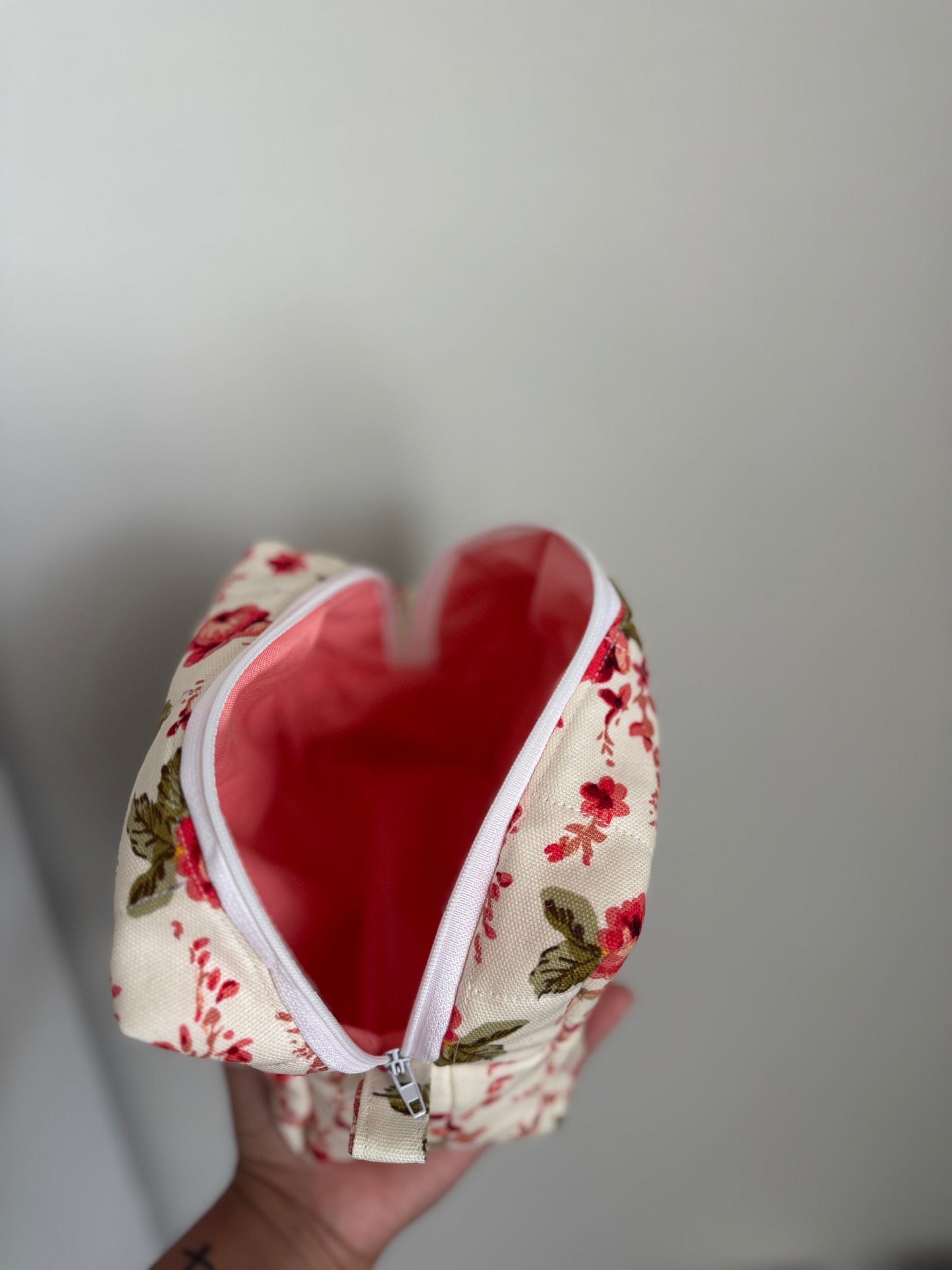 Red roses Makeup bag Medium