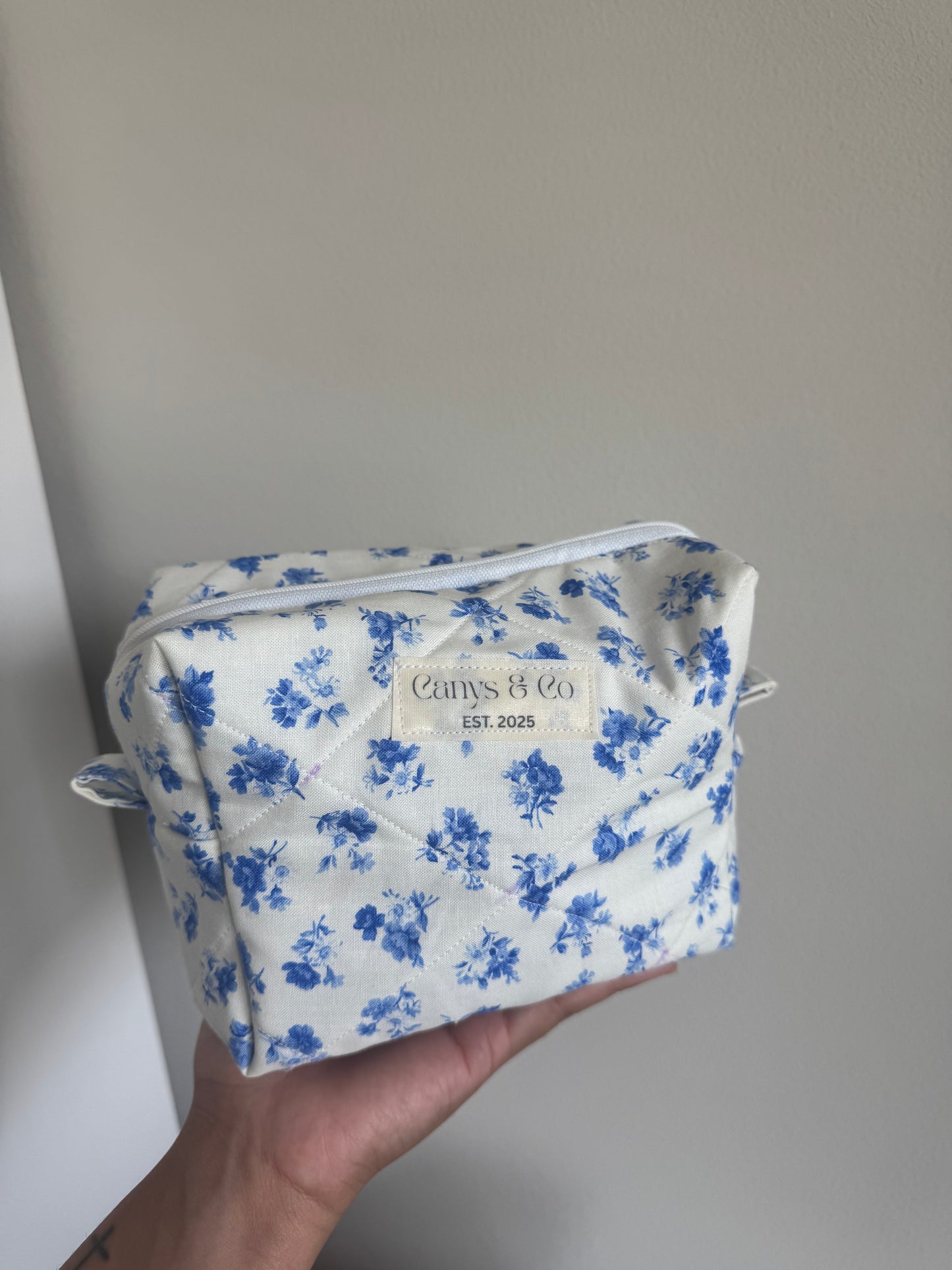Blue bouquets Makeup bag Medium