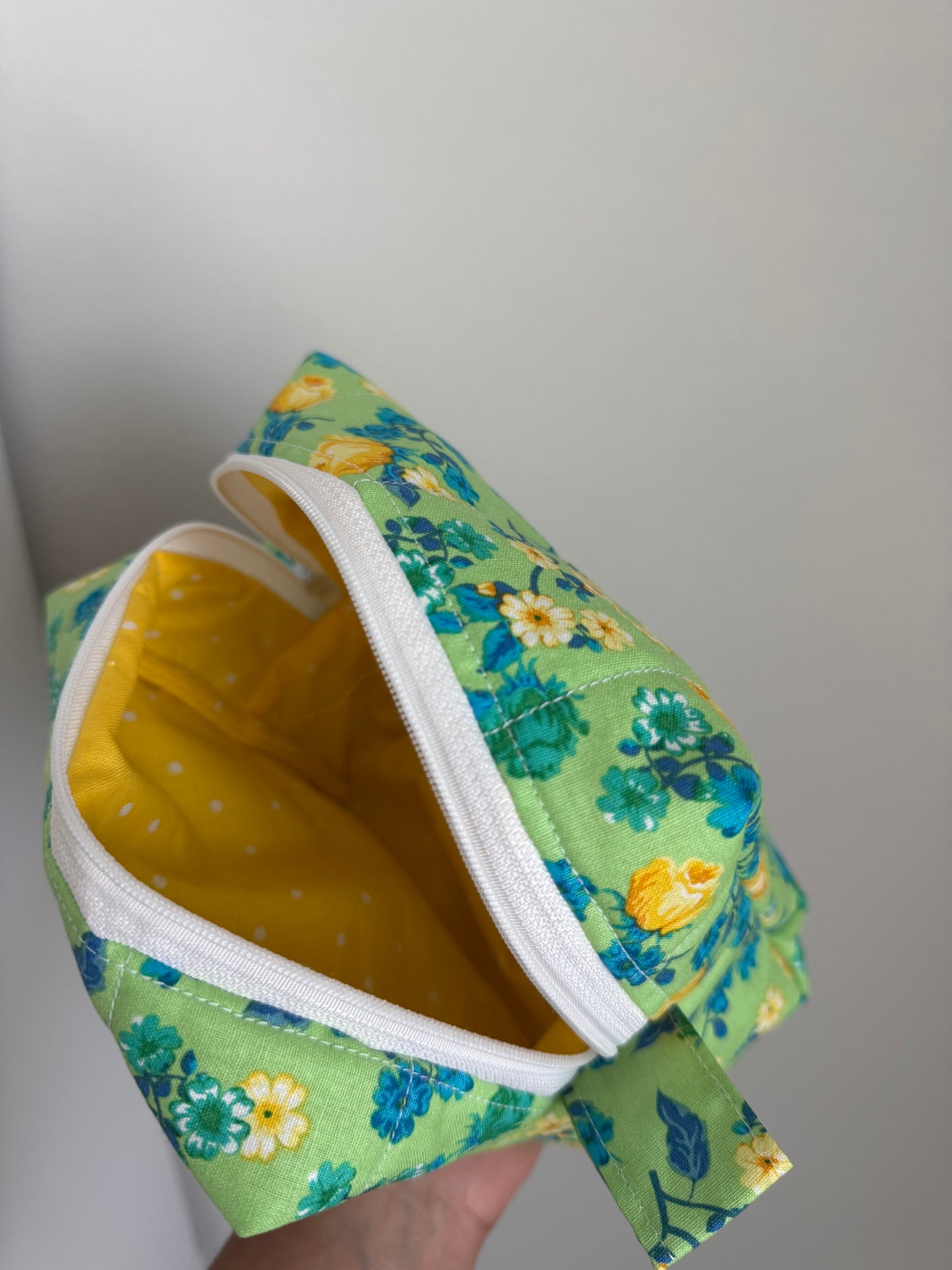 Green flowers Makeup bag Medium