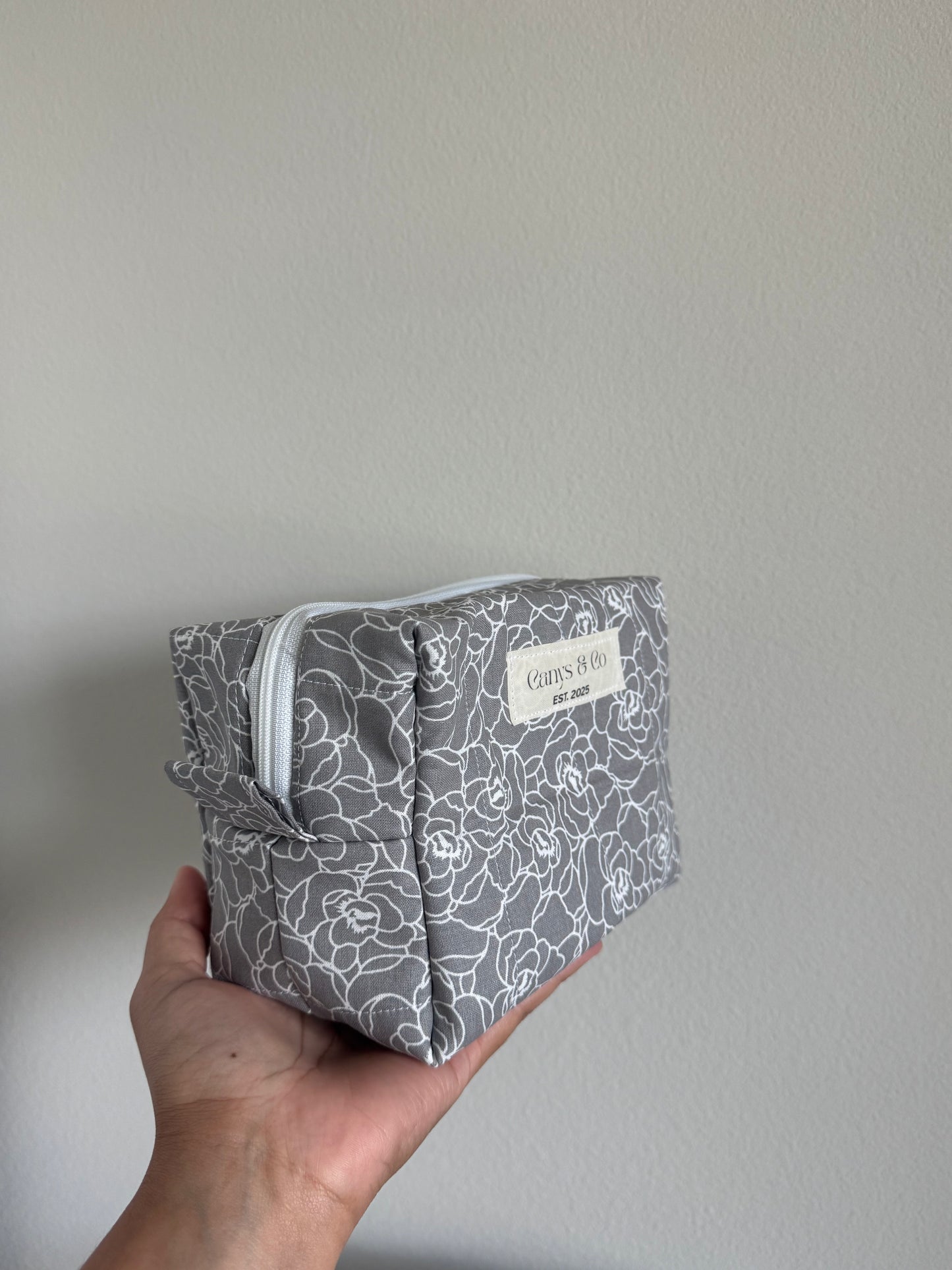 Gray roses Makeup bag Medium