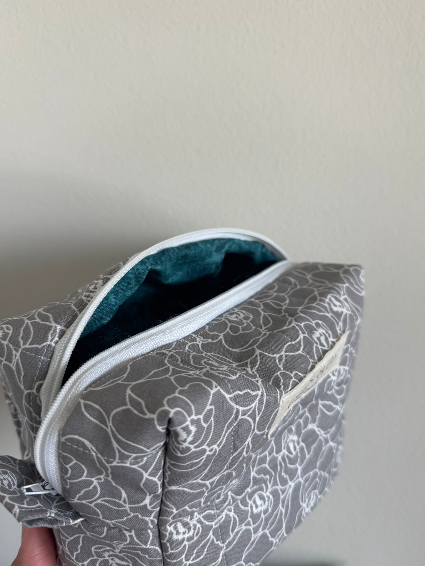 Gray roses Makeup bag Medium