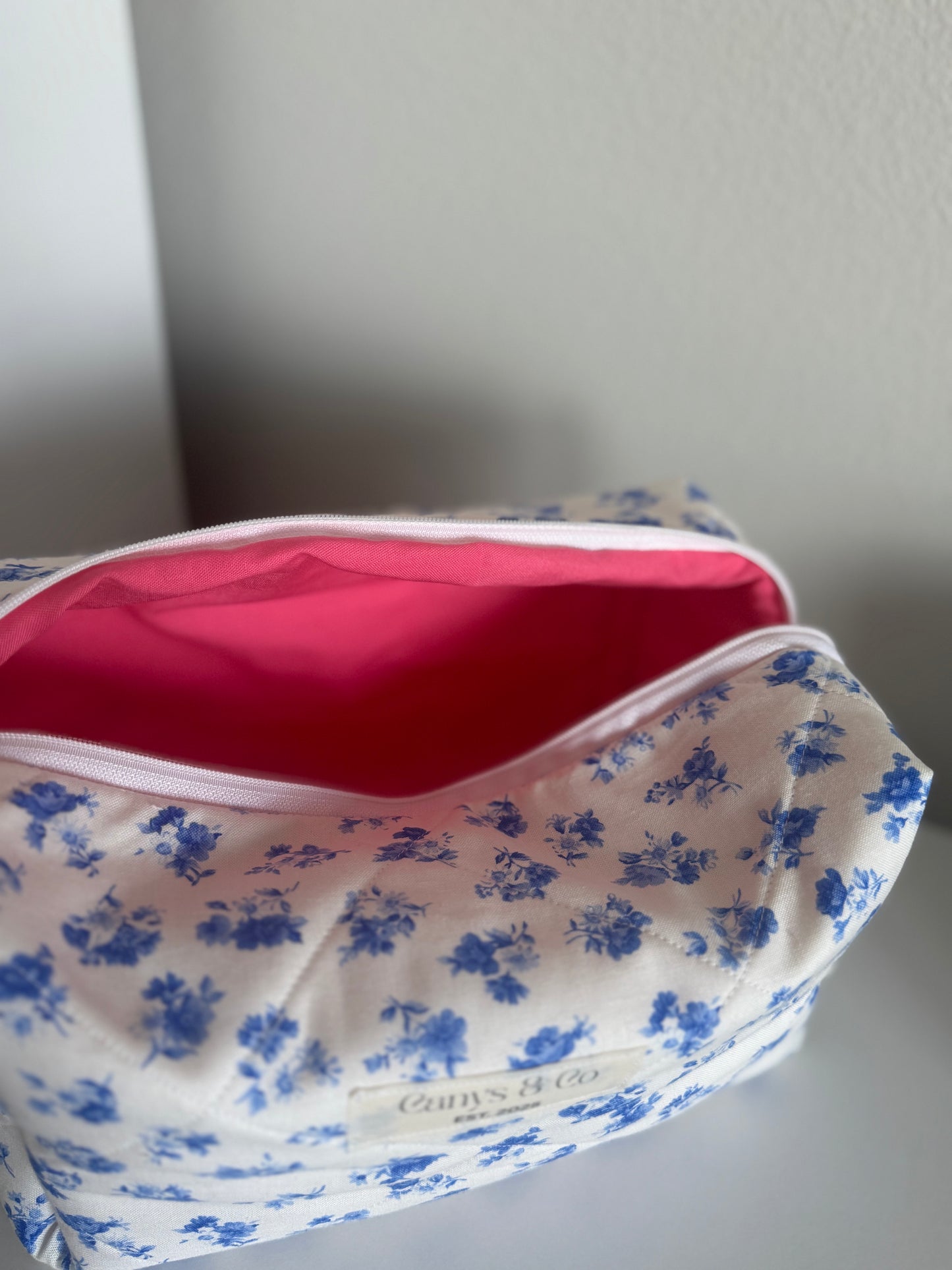 Blue bouquets Makeup bag Large