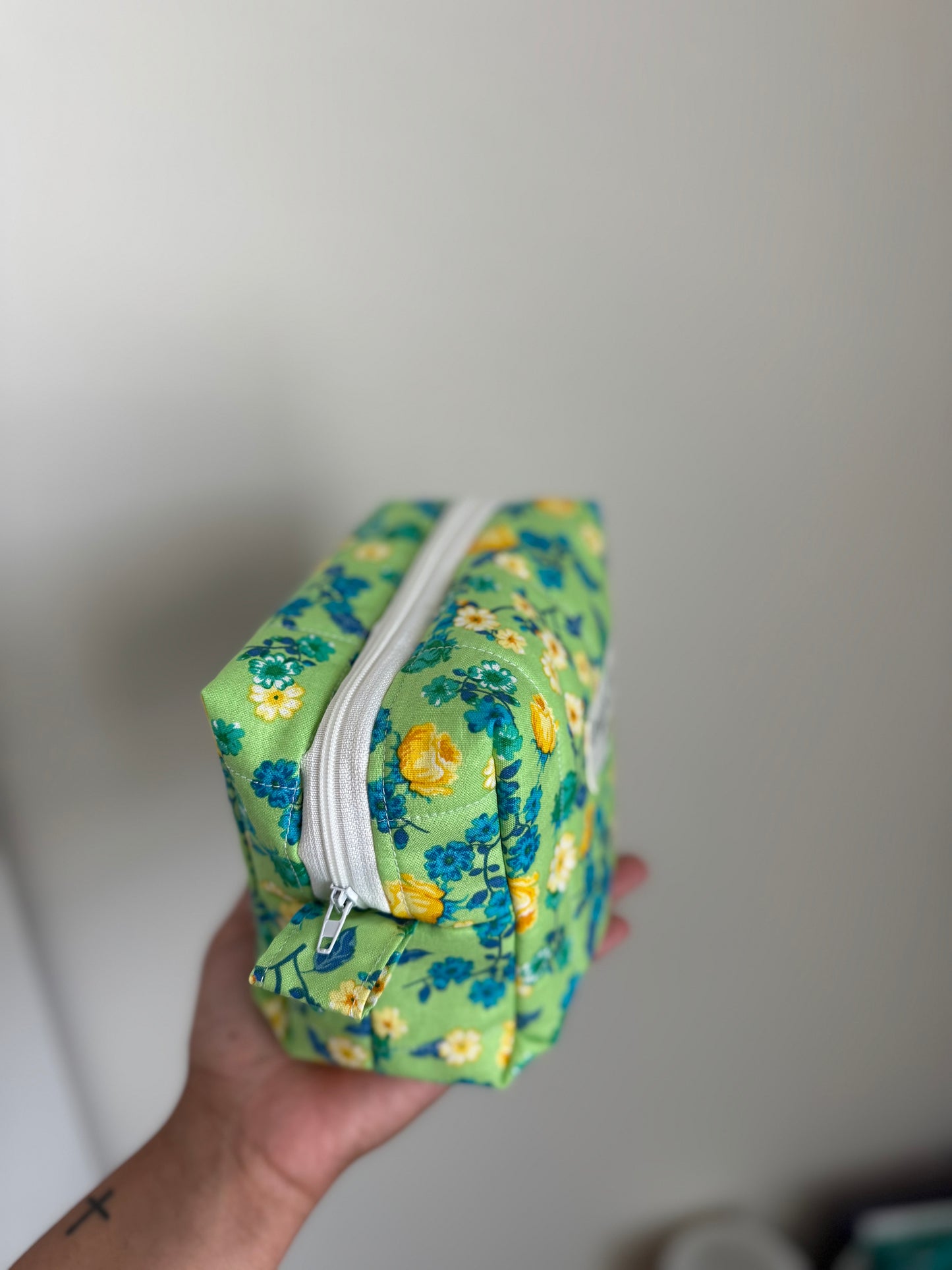 Green flowers Makeup bag Medium