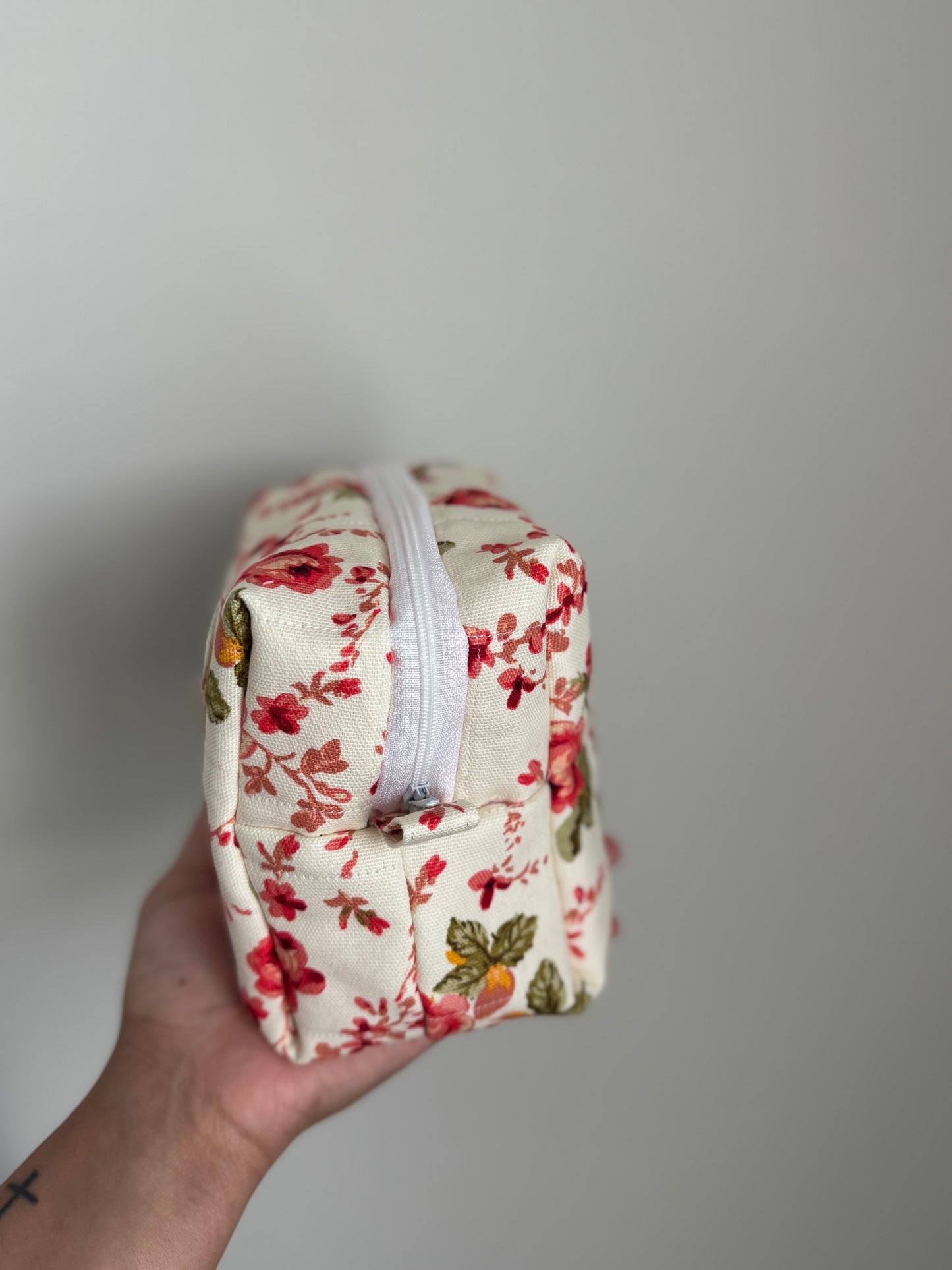 Red roses Makeup bag Medium