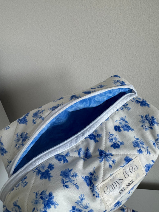 Blue bouquets Makeup bag Medium