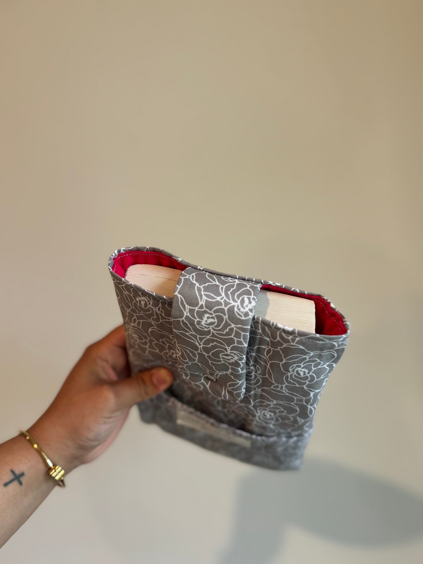 Gray roses (R) Book sleeve