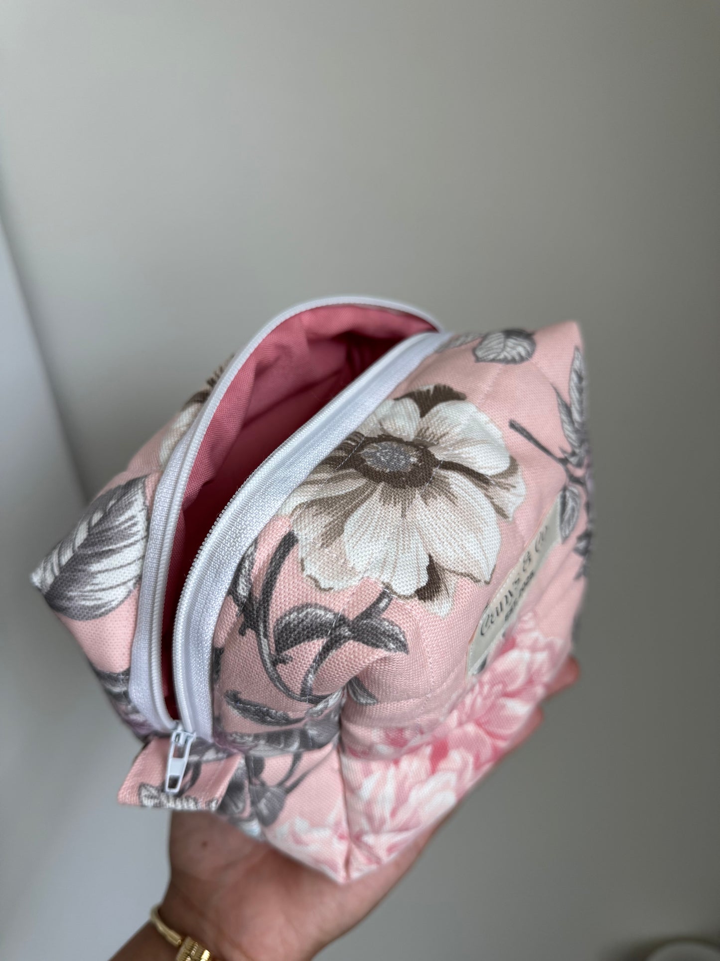 Pink roses Makeup bag Medium