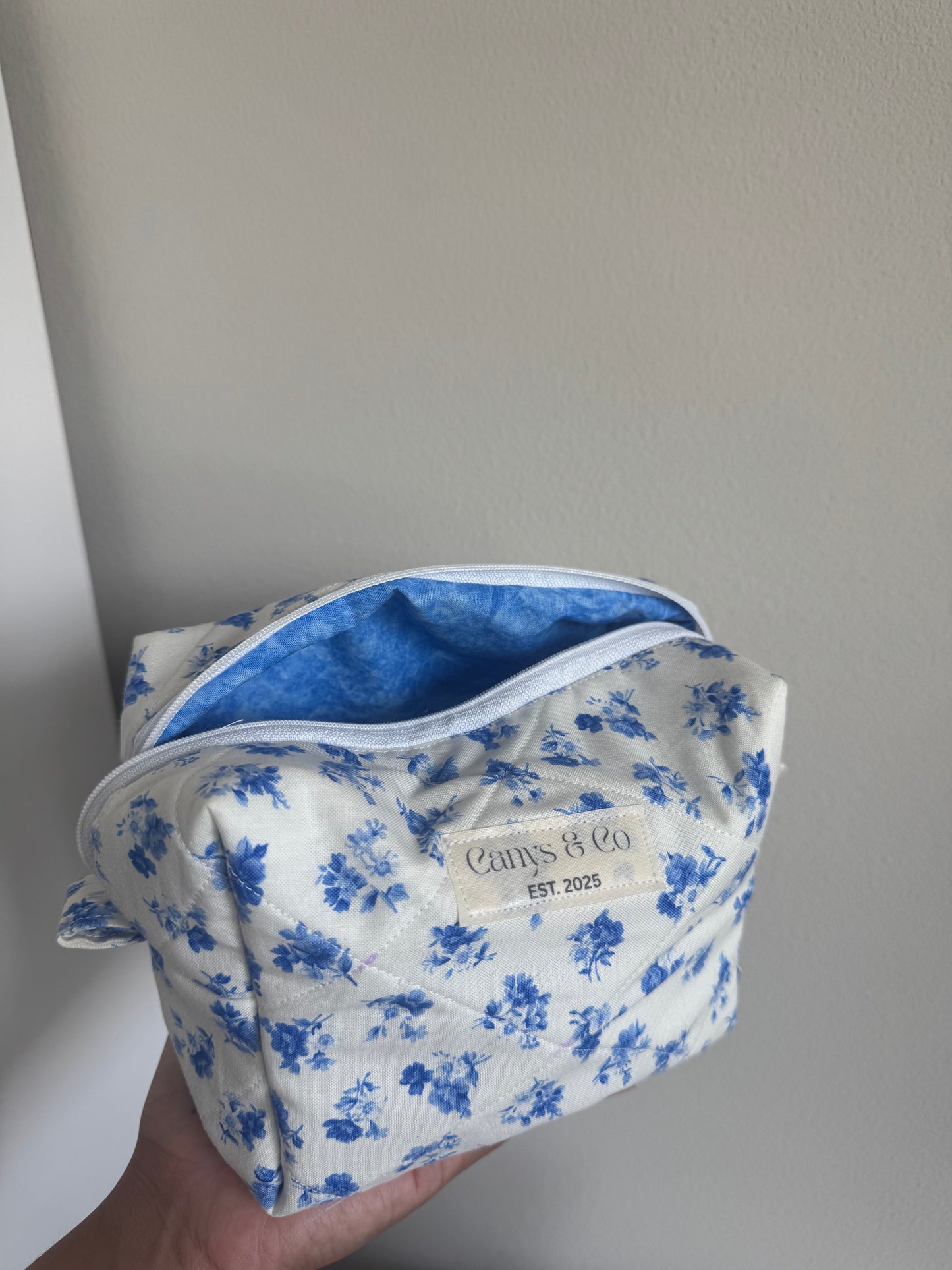 Blue bouquets Makeup bag Medium