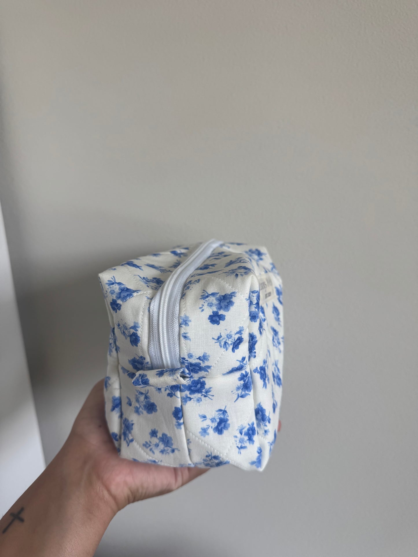 Blue bouquets Makeup bag Medium