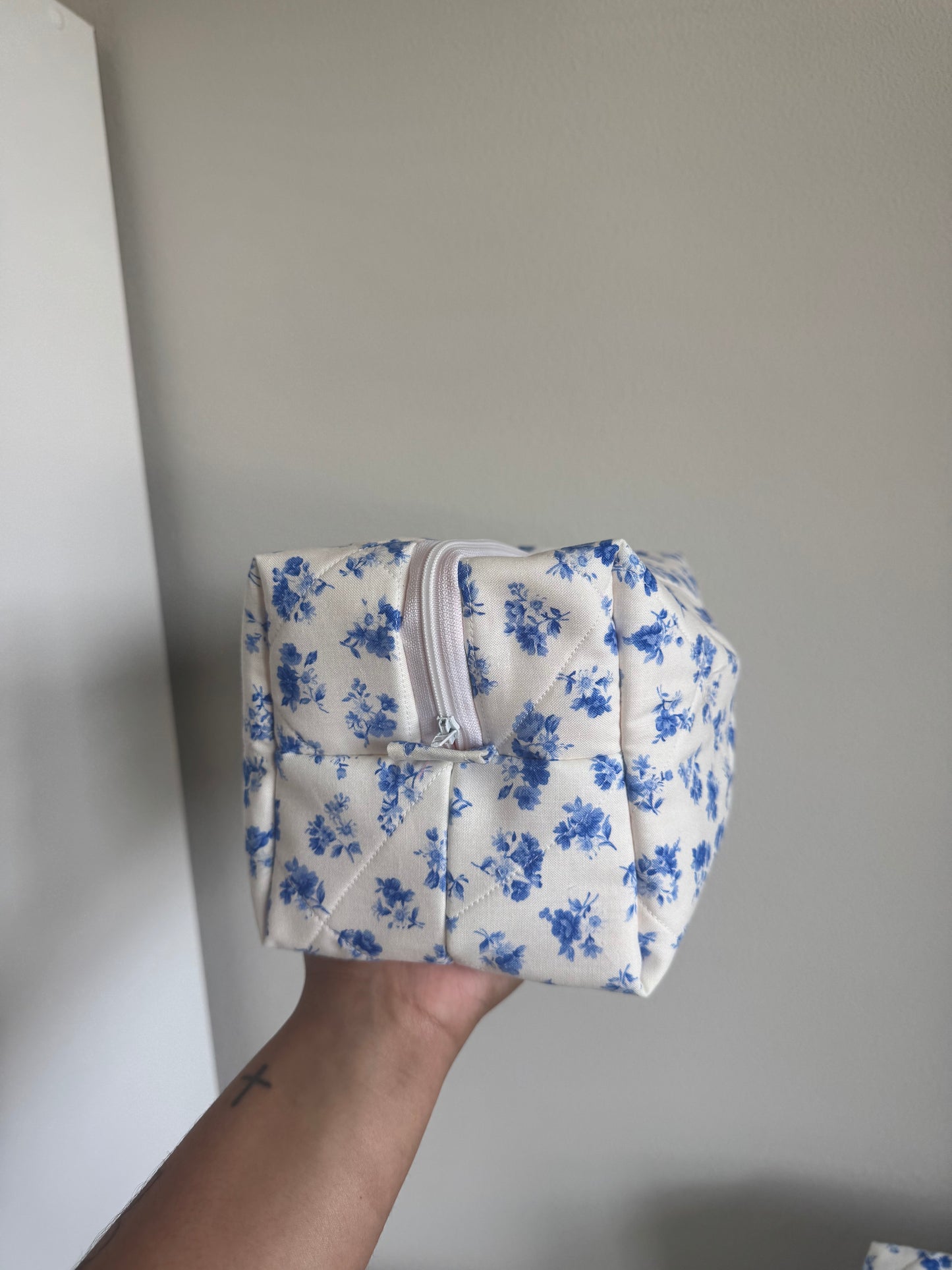 Blue bouquets Makeup bag Large