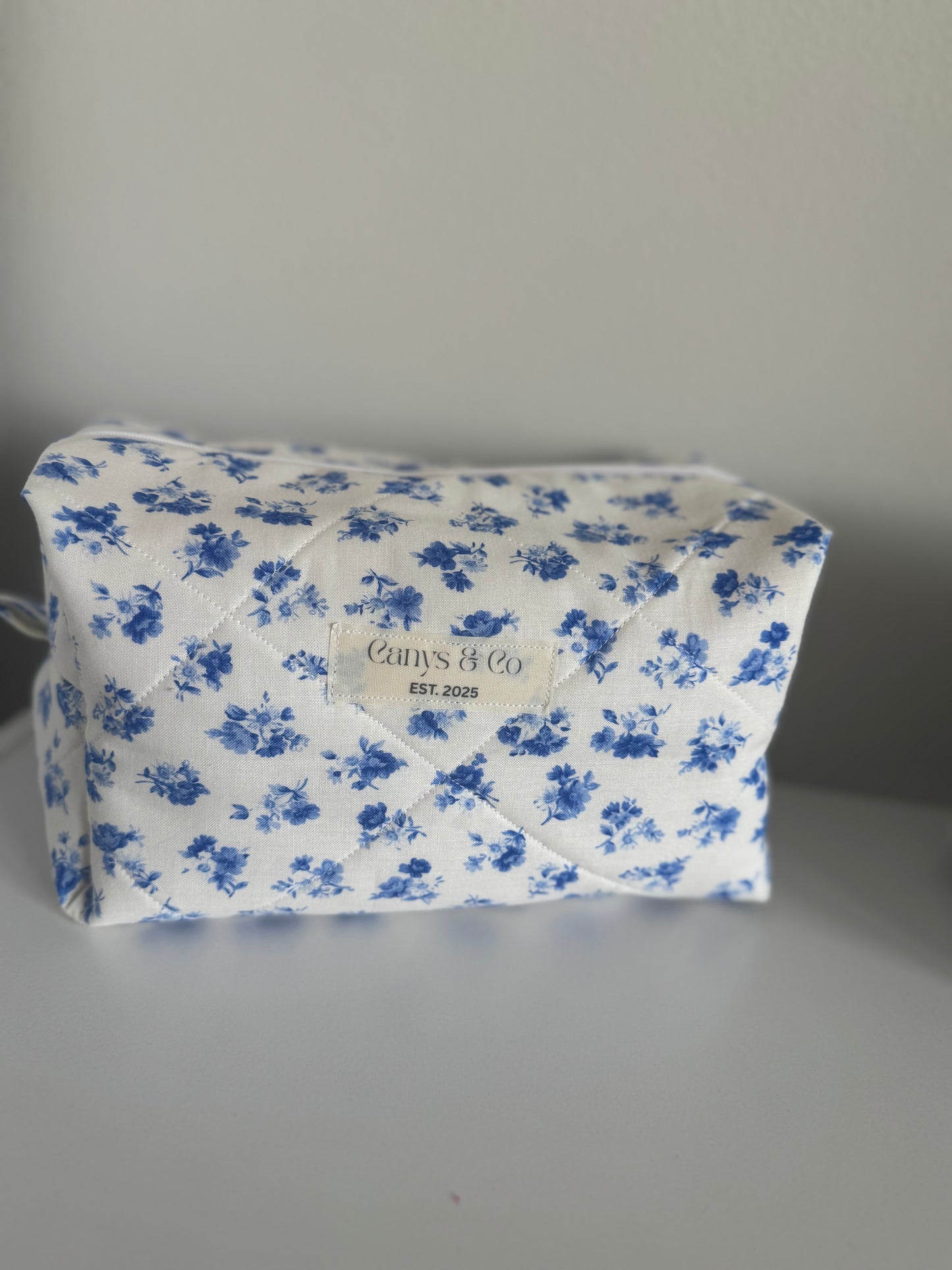 Blue bouquets Makeup bag Large