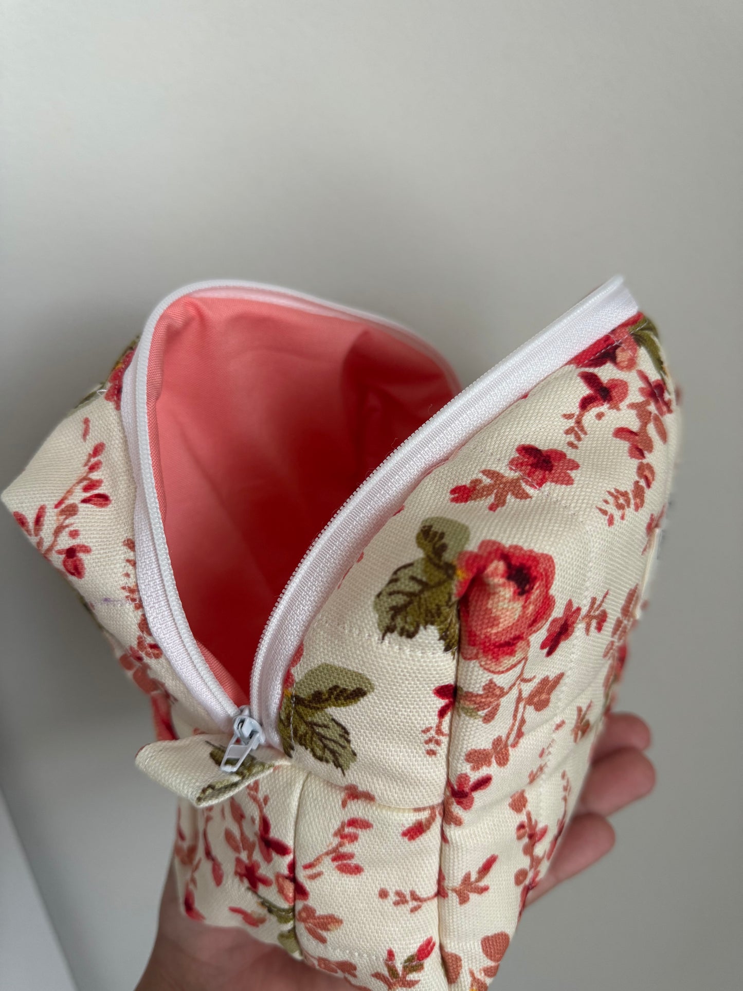 Red roses Makeup bag Medium