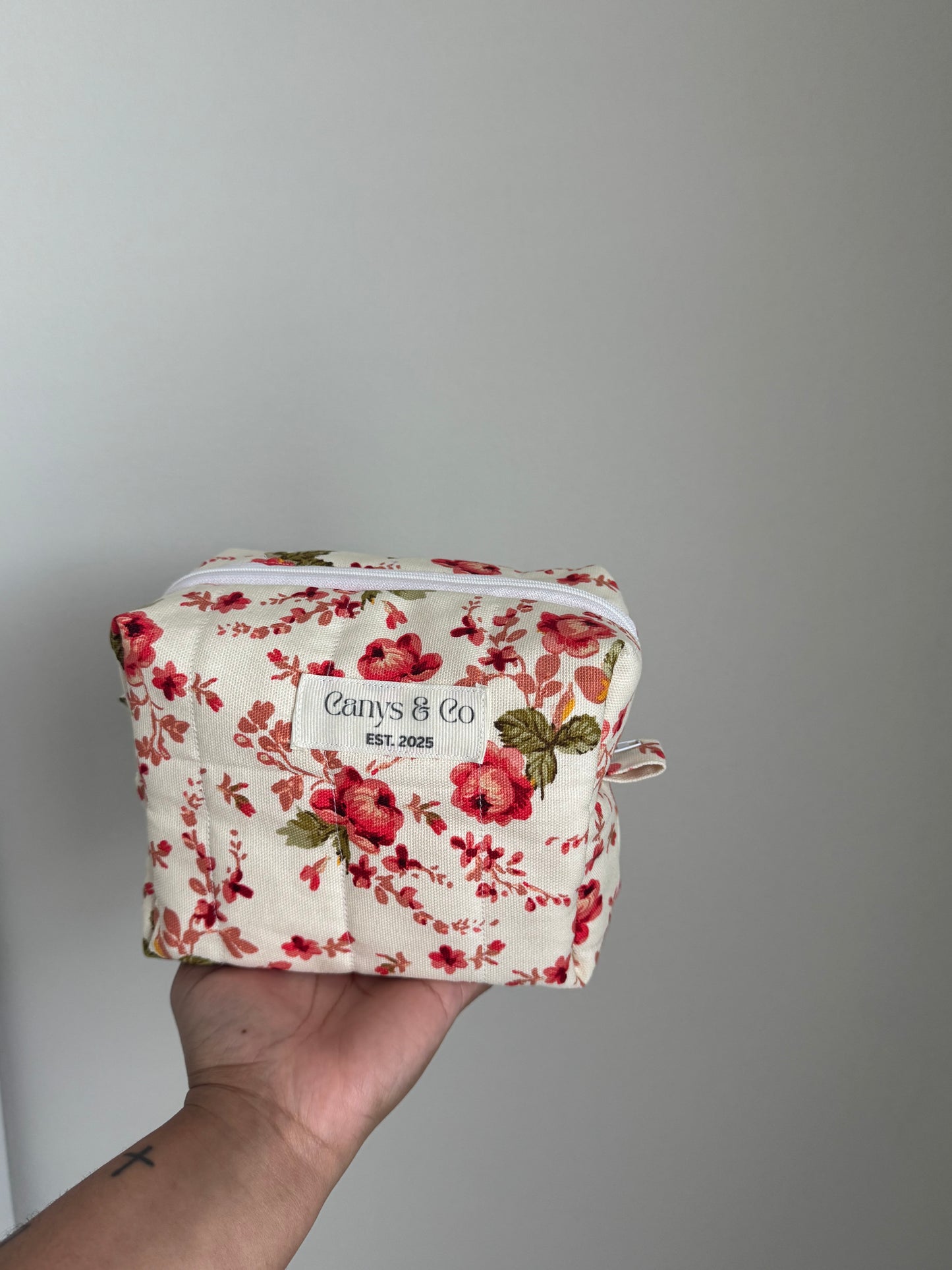 Red roses Makeup bag Medium