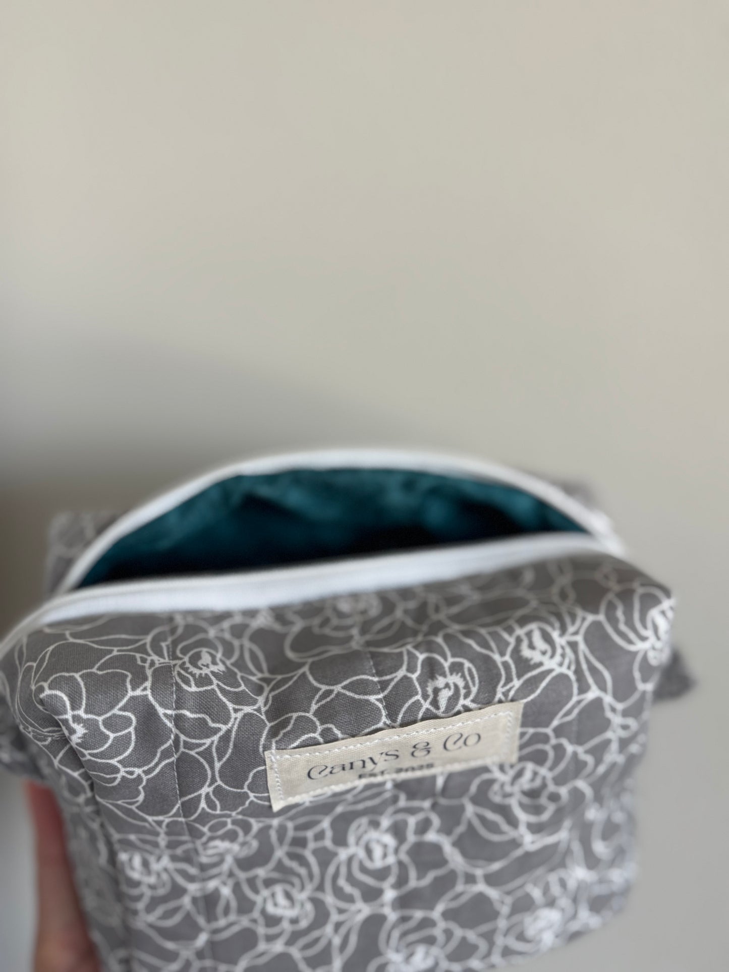 Gray roses Makeup bag Medium